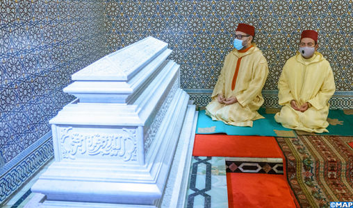 SM le Roi, Amir Al Mouminine, se recueille sur la tombe de Feu SM le Roi Hassan II
