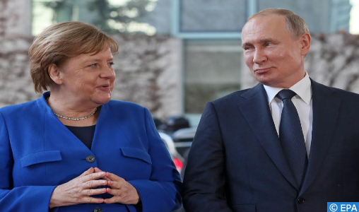 Poutine et Merkel évoquent l’éventualité d’une production conjointe de vaccins anti-covid
