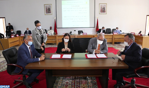 Signature à Dakhla de deux conventions portant sur l’élaboration de la charte architecturale et la promotion de l’éco-cité de Dakhla