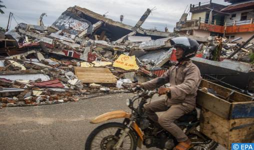 Indonésie/Séisme: Plus de 70 morts, course contre la montre pour retrouver des survivants