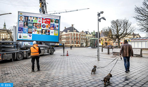 Les Néerlandais s’apprêtent à un retour aux urnes pour des législatives sous le signe du Covid-19