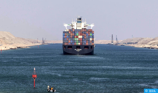 Canal de Suez: la navigation “temporairement suspendue”