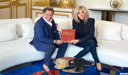 M. Qotbi remet à Mme Macron le catalogue-livre de l’exposition Eugène Delacroix organisée au MMVI de Rabat