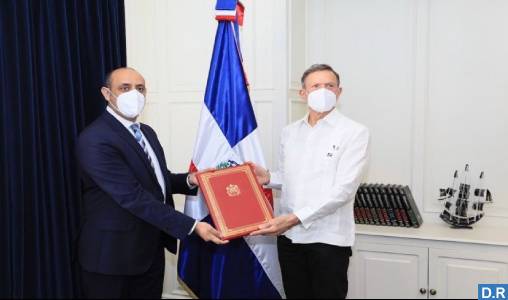 M. Hichame Dahane présente les copies figurées de ses lettres de créance au ministre des AE de la République Dominicaine