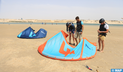 Les kitesurfeurs déploient leurs ailes sur la baie de Dakhla