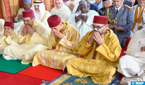 SM le Roi accomplit la prière de l’Aïd Al-Fitr et reçoit les vœux en cette heureuse occasion