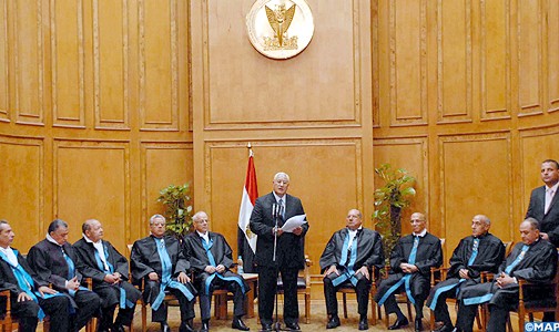 رئيس المحكمة الدستورية المصرية يؤدي القسم كرئيس مؤقت للبلاد