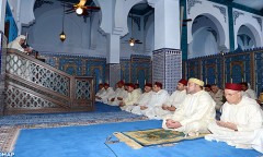 أمير المؤمنين يؤدي صلاة الجمعة بمسجد “محمد السادس ” بمدينة المضيق