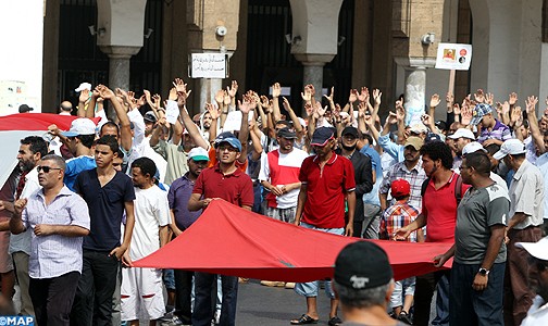 مئات المتظاهرين في الرباط للمطالبة بعودة الهدوء إلى مصر