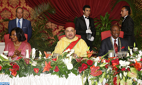 الرئيس الغيني يقيم مأدبة عشاء رسمية على شرف جلالة الملك