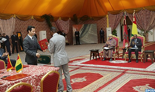 جلالة الملك والرئيس الغيني يترأسان مراسم التوقيع على 21 اتفاقية للتعاون بين المغرب وغينيا