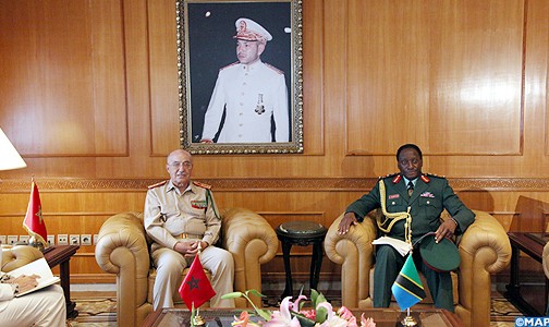 الجنرال دكور دارمي عبد العزيز بناني يستقبل قائد القوات المسلحة التنزانية