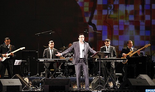 مهرجان فاس للموسيقى العالمية العريقة .. الفنان التونسي صابر الرباعي يعيد جمهور المهرجان إلى زمن الفن الجميل