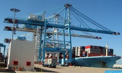 ميناء طنجة المتوسط .. توقيف سائق شاحنة متلبسا بمحاولة تهريب ستة مرشحين للهجرة غير المشروعة نحو الخارج (بلاغ)