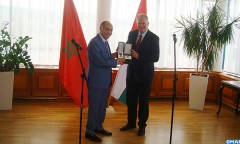 توشيح سفير المغرب بهنغاريا بوسام الصليب من درجة الاستحقاق