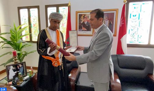 تسليم الوسام العلوي من درجة الحمالة الكبرى لسفير سلطنة عمان السابق في المغرب
