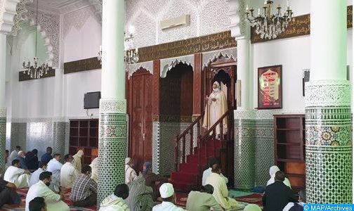 أمير المؤمنين يأمر بفتح المساجد التي شيدت أو أعيد بناؤها أو تم ترميمها من طرف وزارة الأوقاف والشؤون الإسلامية في وجه المصلين (بلاغ)