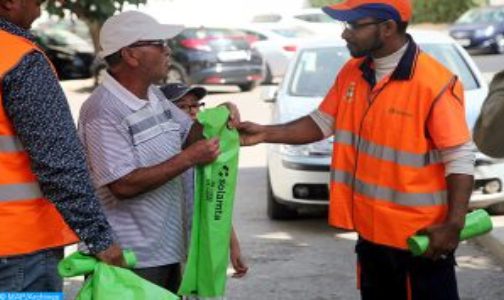 جهة طنجة-تطوان-الحسيمة : توزيع أكياس بلاستيكية وحملات تحسيسية للمحافظة على النظافة خلال أيام العيد