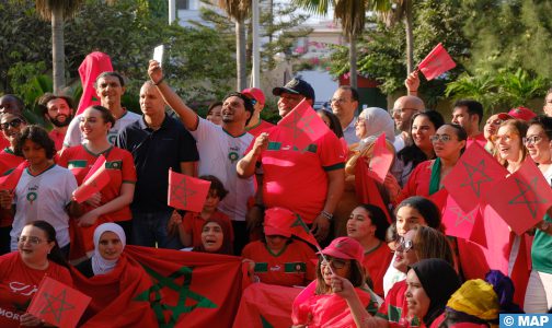 مغاربة السنغال ينزلون الى شوارع دكار للتعبير عن فرحتهم بتأهل أسود الأطلس الى ثمن نهائي المونديال