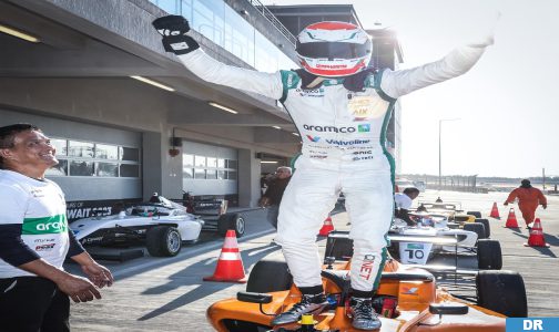 السائق المغربي سليمان الزنفري يحقق المركز الأول والفوز بسباق الفورمولا 4 في الكويت