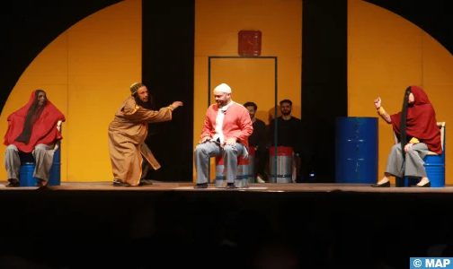 عرض مسرحية “احلو الباب” لفرقة مسرح تانسيفت في ختام فعاليات ملتقى الفنان بمراكش
