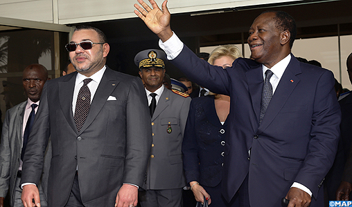 SM le Roi accueille à Abidjan le Président Alassane Ouattara après son séjour de convalescence à l’étranger