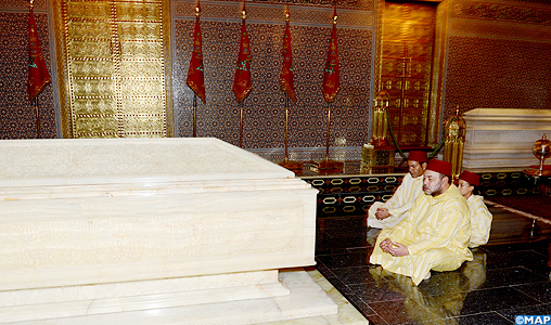 SM le Roi, Amir Al Mouminine, se recueille sur la tombe de Feu SM Mohammed V à l’occasion de l’anniversaire de la disparition du Père de la Nation