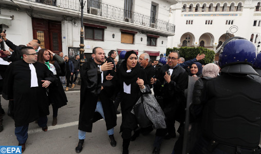 Algérie : Les robes noires dénoncent la “criminalisation” du hirak