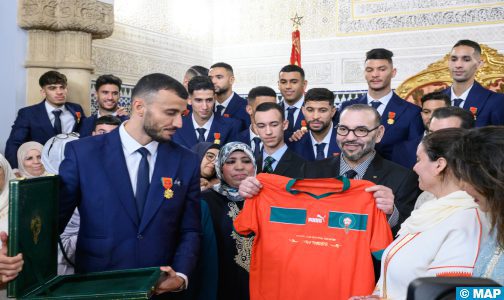 SM le Roi reçoit les membres de l’Équipe Nationale de football et les décore de Ouissams Royaux